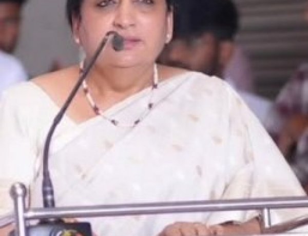 First Woman Deputy CM: महाराष्ट्र की राजनीति में नया अध्याय: सुनेत्रा पवार बनीं पहली महिला उपमुख्यमंत्री, भावुक माहौल में ली शपथ