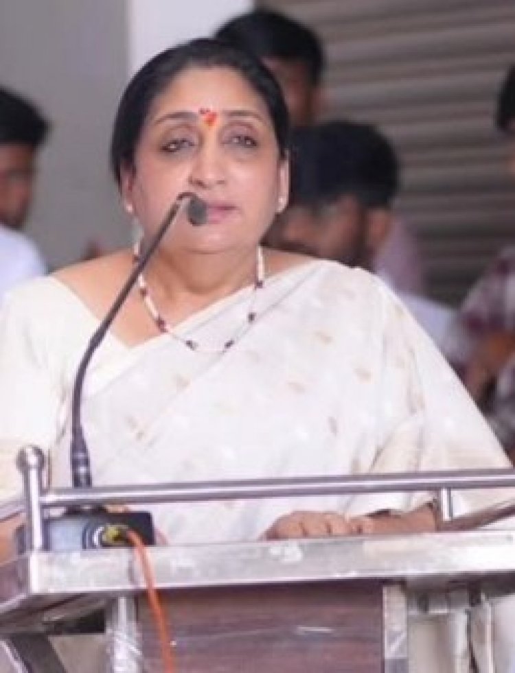 First Woman Deputy CM: महाराष्ट्र की राजनीति में नया अध्याय: सुनेत्रा पवार बनीं पहली महिला उपमुख्यमंत्री, भावुक माहौल में ली शपथ