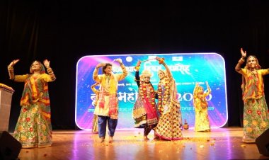 ब्रज महोत्सव में सजी फूलों की होली, ‘लाड़ली’ फिल्म ने भावनाओं से भरा रंगायन सभागार