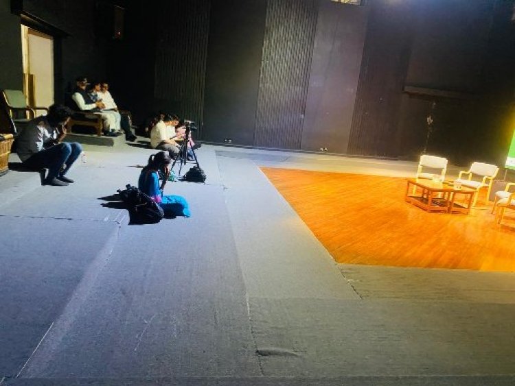 बड़े नाम, खाली कुर्सियाँ: जेकेके की ‘रंग चौपाल’ में नहीं जुटे दर्शक, एक घंटे देर से पहुँचीं मैथिली ठाकुर