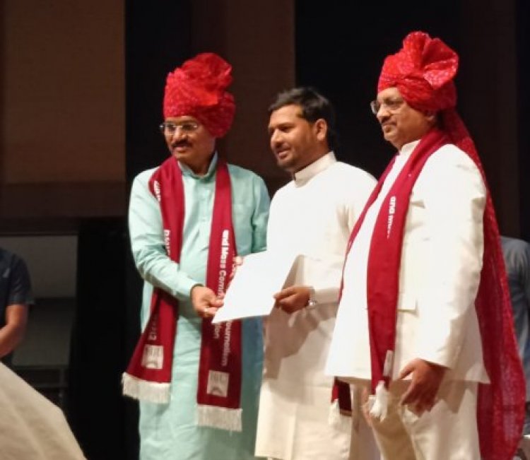 “दीक्षांत में डिग्री के साथ गूंजा सच का संदेश, हंगामे के बीच भी पत्रकारिता मूल्यों पर जोर”