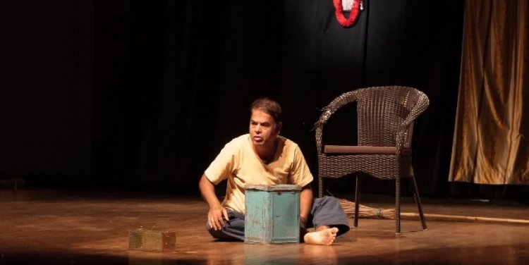 “संक्रमण” ने झकझोरा मन: एकल नाटक में पीढ़ियों के टकराव और रिश्तों की गहराई का सशक्त चित्रण